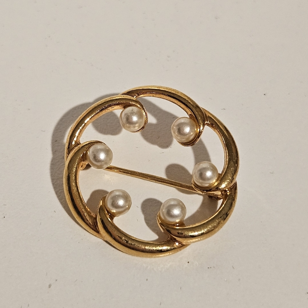Napier Vintage Elegant Round Swirl Gold Brooch with Pearls Pin Women's Ladies
